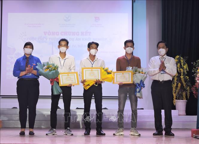 Trong ảnh: Ban tổ chức trao thưởng cho đại diện các nhóm thí sinh đạt giải ở phần thi dự án khởi nghiệp. Ảnh: Lê Thúy Hằng - TTXVN