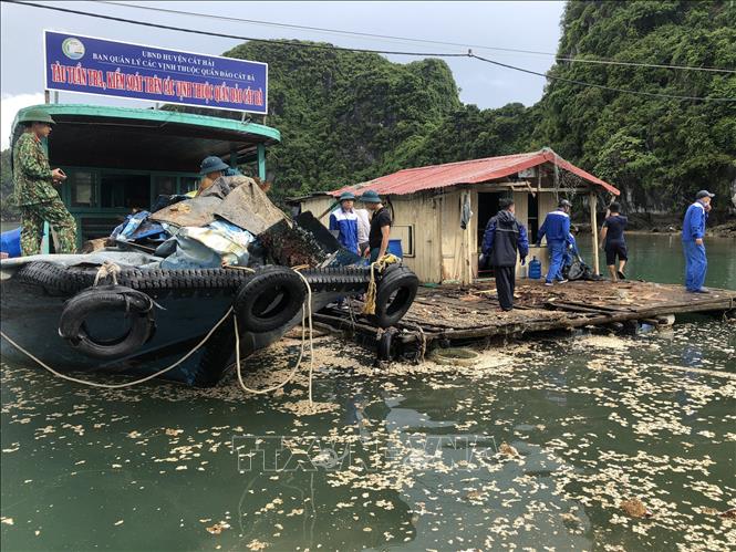 Tổ chức tháo dỡ lồng bè nuôi trồng thủy sản. Ảnh: Hoàng Ngọc - TTXVN