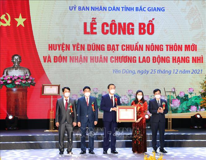 Trong ảnh: Phó Chủ tịch thường trực HĐND tỉnh Bắc Giang Lâm Thị Hương Thành trao Bằng công nhận Huyện đạt chuẩn nông thôn mới năm 2020 cho lãnh đạo huyện Yên Dũng. Ảnh: Danh Lam-TTXVN