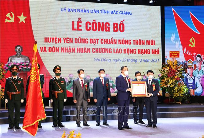 Ông Lê Ánh Dương, Phó Bí thư Tỉnh ủy, Chủ tịch UBND tỉnh Bắc Giang trao Huân chương Lao động hạng Nhì của Chủ tịch nước tặng Đảng bộ, chính quyền và nhân dân huyện Yên Dũng. Ảnh: Danh Lam-TTXVN