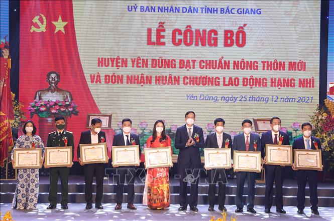 Trao bằng khen của Chủ tịch UBND tỉnh Bắc Giang cho 10 tập thể, 9 cá nhân và 1 hộ gia đình có thành tích trong xây dựng nông thôn mới. Ảnh: Danh Lam-TTXVN