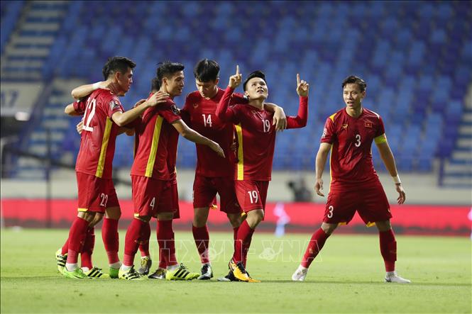 Quang Hai (19) and his team-mates celebrate their victory in a match within the second qualifying round of a FIFA World Cup. VNA Photo: Hoàng Linh