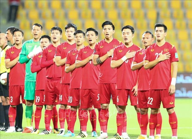 The Vietnamese squad sing the national anthem before a match with the host UAE within the second qualifying round of a FIFA World Cup. VNA Photo: Hoàng Linh