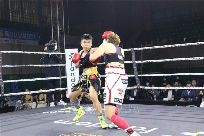Nguyen Thi Thu Nhi (L) becomes the first Vietnamese boxer to win a World Boxing Organisation belt in the women's mini-flyweight title fight. VNA Photo: Mạnh Hùng