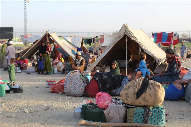 Tại Hội nghị viện trợ quốc tế cho Afghanistan ở Geneva, Thụy Sĩ ngày 13/9/2021, các nước tài trợ cam kết hỗ trợ nhân đạo 1,2 tỷ USD cho Afghanistan nhằm giúp quốc gia này đối phó với cuộc khủng hoảng kinh tế nghiêm trọng sau khi Taliban lên nắm quyền. Tổng Thư ký LHQ Antonio Guterres nhấn mạnh, sau hàng chục năm chiến tranh và bất ổn, 14 triệu người Afghanistan có nguy cơ đói và hệ thống y tế bên bờ vực sụp đổ. Trong ảnh: Người tị nạn Afghanistan tại các khu lều tạm ở khu vực biên giới giữa Afghanistan và Pakistan, ngày 31/8/2021. Ảnh: AFP/TTXVN