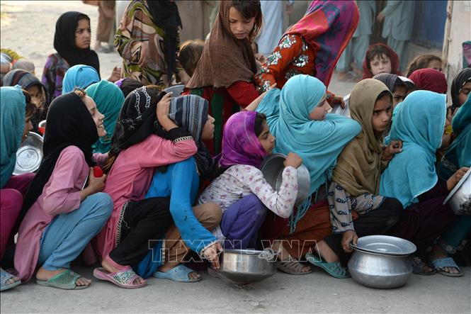 Tại Hội nghị viện trợ quốc tế cho Afghanistan ở Geneva, Thụy Sĩ ngày 13/9/2021, các nước tài trợ cam kết hỗ trợ nhân đạo 1,2 tỷ USD cho Afghanistan nhằm giúp quốc gia này đối phó với cuộc khủng hoảng kinh tế nghiêm trọng sau khi Taliban lên nắm quyền. Tổng Thư ký LHQ Antonio Guterres nhấn mạnh, sau hàng chục năm chiến tranh và bất ổn, 14 triệu người Afghanistan có nguy cơ đói và hệ thống y tế bên bờ vực sụp đổ. Trong ảnh: Trẻ em Afghanistan chờ nhận thực phẩm viện trợ tại Jalalabad. Ảnh: AFP/TTXVN