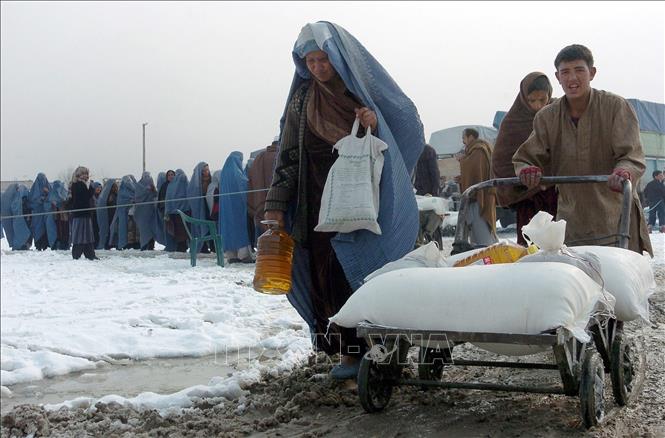 Tại Hội nghị viện trợ quốc tế cho Afghanistan ở Geneva, Thụy Sĩ ngày 13/9/2021, các nước tài trợ cam kết hỗ trợ nhân đạo 1,2 tỷ USD cho Afghanistan nhằm giúp quốc gia này đối phó với cuộc khủng hoảng kinh tế nghiêm trọng sau khi Taliban lên nắm quyền. Tổng Thư ký LHQ Antonio Guterres nhấn mạnh, sau hàng chục năm chiến tranh và bất ổn, 14 triệu người Afghanistan có nguy cơ đói và hệ thống y tế bên bờ vực sụp đổ. Trong ảnh: Người dân Afghanistan chờ nhận thực phẩm viện trợ tại thủ đô Kabul. Ảnh: AFP/TTXVN