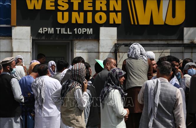 Ngày 16/9/2021, Ngân hàng Trung ương Afghanistan (DAB) thông báo lực lượng Taliban đã bàn giao khoảng 12,3 triệu USD tiền mặt và một số vàng khối cho DAB. Hiện cuộc khủng hoảng tài chính đang trở thành mối đe dọa đối với lực lượng nắm quyền chưa được quốc tế công nhận này. Trong ảnh: Người dân chờ rút tiền bên ngoài một ngân hàng ở Kabul, Afghanistan, ngày 31/8/2021. Ảnh: THX/TTXVN