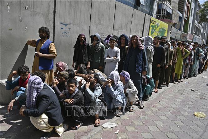 Ngày 16/9/2021, Ngân hàng Trung ương Afghanistan (DAB) thông báo lực lượng Taliban đã bàn giao khoảng 12,3 triệu USD tiền mặt và một số vàng khối cho DAB. Hiện cuộc khủng hoảng tài chính đang trở thành mối đe dọa đối với lực lượng nắm quyền chưa được quốc tế công nhận này. Trong ảnh: Người dân chờ rút tiền bên ngoài một ngân hàng ở Kabul, Afghanistan, ngày 4/9/2021. Ảnh: AFP/TTXVN