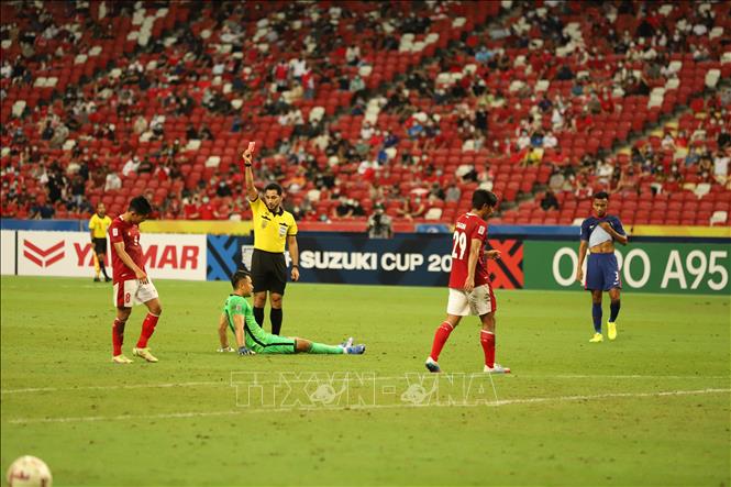 Trọng tài giơ thẻ đỏ truất quyền thi đấu của thủ môn đội tuyển Singapore Hassan Sunny ở những phút thi đấu cuối cùng trong hiệp phụ thứ hai sau khi truy cản trái phép Irfan Raya của Indonesia trong pha đối mặt. Ảnh: Thế Vũ - TTXVN