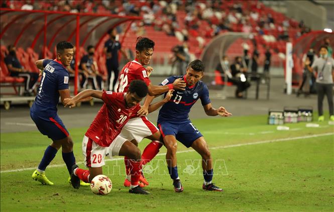Một pha qua người của cầu thủ Indonesia trong sự vây ráp của hậu vệ Singapore. Ảnh: Thế Vũ-TTXVN