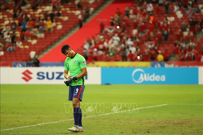Tiền đạo Ikhsan Fandi trở thành thủ môn bất đắc dĩ của Singapore ở phút cuối hiệp phụ thứ hai sau khi thủ môn chính Hassan Sunny bị truất quyền thi đấu. Ảnh: Thế Vũ - TTXVN