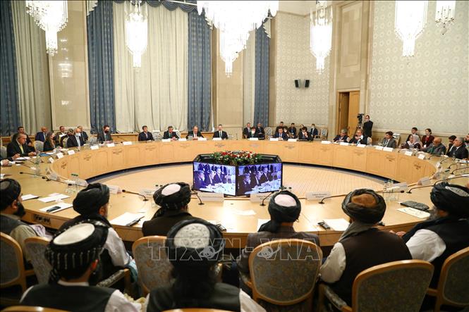 Chính phủ lâm thời Afghanistan đề xuất Nga có thể đóng vai trò trung gian giữa Liên hợp quốc (LHQ) và Afghanistan để giảm áp lực các lệnh trừng phạt đối với nước này cũng như giúp tái thiết đất nước. Chính phủ lâm thời Afghanistan cũng đề nghị Nga hỗ trợ ổn định hòa bình ở khu vực nói chung và Afghanistan nói riêng. Trong ảnh: Các đại biểu dự Hội nghị quốc tế về giải pháp hòa bình cho cuộc xung đột Afghanistan tại Moskva, Nga ngày 18/3/2021. Ảnh: AFP/TTXVN