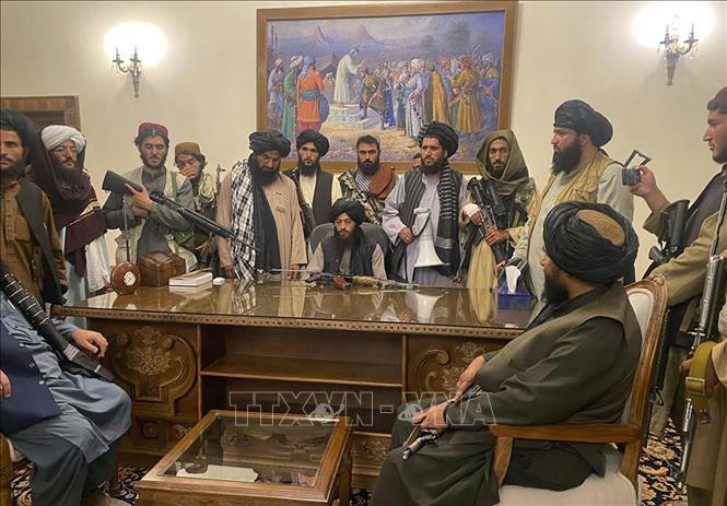 Sau các cuộc tấn công chớp nhoáng, chiếm giữ nhiều tỉnh thành quan trọng ở Afghanistan, ngày 15/8/2021, lực lượng Taliban đã kiểm soát Phủ Tổng thống Afghanistan tại Kabul, chính thức quay trở lại nắm quyền tại quốc gia Tây Nam Á. Ảnh: AP/TTXVN