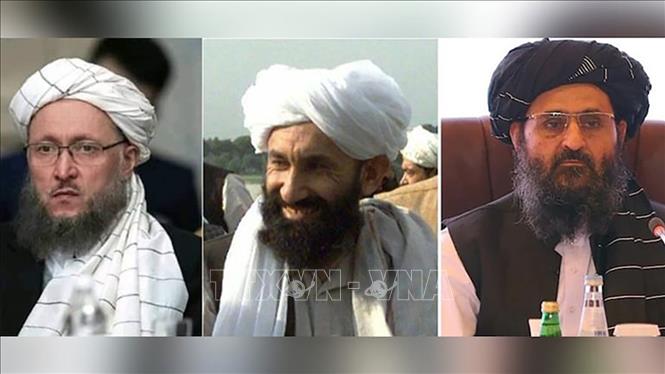 Ngày 7/9/2021, người phát ngôn của Taliban Zabihullah Mujahid đã công bố các thành viên trong Chính phủ Afghanistan. Theo đó, ông Mullah Mohammad Hasan Akhund được bổ nhiệm là Thủ tướng trong Chính phủ mới, ông Mujahid Abdul Ghani Baradar là Phó Thủ tướng. Bộ trưởng Nội vụ là ông Sarajuddin Haqqani, Bộ trưởng Quốc phòng là ông Mullah Yaqoob trong khi Ngoại trưởng là ông Amir Khan Muttaqi và Thứ trưởng Ngoại giao là ông Abas Stanikzai. Trong ảnh: Các thành viên trong Chính phủ mới do Taliban thiết lập: Thủ tướng Mullah Muhammad Hassan Akhund (giữa) và Phó Thủ tướng Mullah Abdul Ghani Baradar (phải). Ảnh: India Today/TTXVN