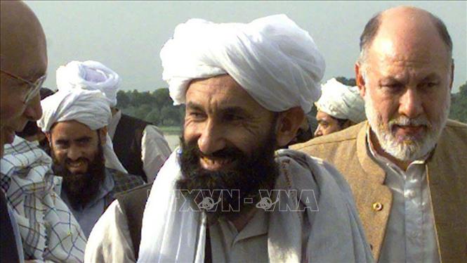 Ngày 7/9/2021, người phát ngôn của Taliban Zabihullah Mujahid đã công bố các thành viên trong Chính phủ Afghanistan. Theo đó, ông Mullah Mohammad Hasan Akhund được bổ nhiệm là Thủ tướng trong Chính phủ mới, ông Mujahid Abdul Ghani Baradar là Phó Thủ tướng. Bộ trưởng Nội vụ là ông Sarajuddin Haqqani, Bộ trưởng Quốc phòng là ông Mullah Yaqoob trong khi Ngoại trưởng là ông Amir Khan Muttaqi và Thứ trưởng Ngoại giao là ông Abas Stanikzai. Trong ảnh (tư liệu): Ông Mullah Mohammad Hassan Akhund (giữa) lúc là quan chức đối ngoại của Taliban trong cuộc gặp Ngoại trưởng Pakistan Sartaj Aziz (trái) tại Rawalpindi (Pakistan) ngày 25/8/1999. Ảnh: AFP/TTXVN