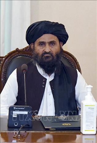 Ngày 7/9/2021, người phát ngôn của Taliban Zabihullah Mujahid đã công bố các thành viên trong Chính phủ Afghanistan. Theo đó, ông Mullah Mohammad Hasan Akhund được bổ nhiệm là Thủ tướng trong Chính phủ mới, ông Mujahid Abdul Ghani Baradar là Phó Thủ tướng. Bộ trưởng Nội vụ là ông Sarajuddin Haqqani, Bộ trưởng Quốc phòng là ông Mullah Yaqoob trong khi Ngoại trưởng là ông Amir Khan Muttaqi và Thứ trưởng Ngoại giao là ông Abas Stanikzai. Trong ảnh (tư liệu): Ông Mullah Abdul Ghani Baradar, người đồng sáng lập phong trào Taliban, được bổ nhiệm làm Phó Thủ tướng trong chính quyền mới. Ảnh: AFP/TTXVN