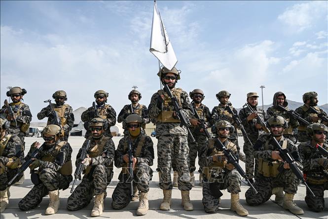 Ngày 31/8/2021, người phát ngôn của Taliban Zabihullah Mujahid thông báo Taliban đã triển khai các lực lượng đặc nhiệm Badri tới sân bay quốc tế Hamid Karzai ở thủ đô Kabul của Afghanistan, chỉ vài giờ sau khi những binh sĩ Mỹ cuối cùng rút quân khỏi sân bay này. Phát biểu với báo giới tại đây, người phát ngôn Mujahid nhấn mạnh Taliban sẵn sàng đảm bảo an ninh cho sân bay và 