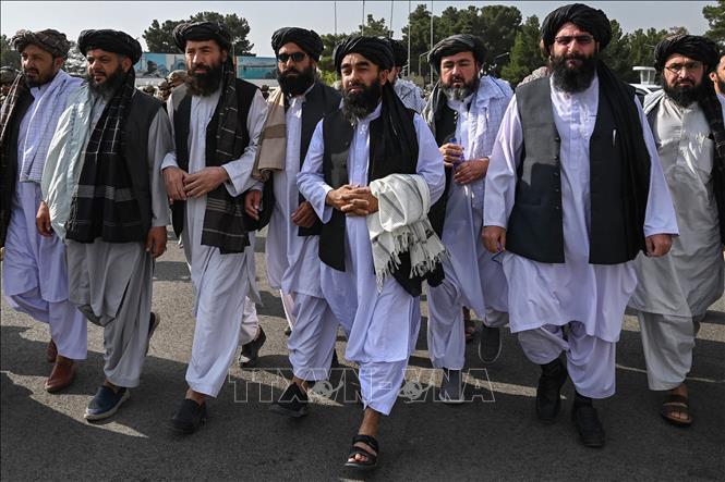 Trong ảnh: Các quan chức Taliban trong cuộc họp báo tại sân bay Kabul, sau khi Mỹ hoàn tất việc rút quân và sơ tán công dân khỏi Afghanistan, ngày 31/8/2021. Ảnh: AFP/TTXVN