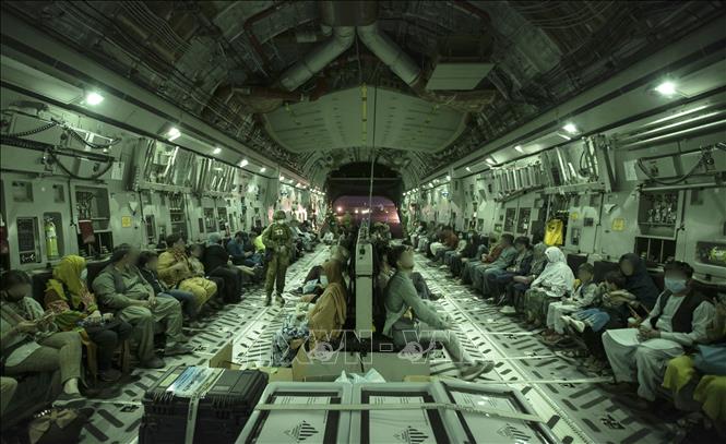 Mỹ hoàn tất việc rút quân, để lại một Afghanistan đối mặt rất nhiều thách thức trong bối cảnh Taliban đang cố gắng xây dựng chính phủ mới sau khi giành quyền kiểm soát Kabul. Nguy cơ trỗi dậy của chủ nghĩa khủng bố, xung đột bạo lực từ tình trạng chia rẽ đất nước không chỉ đe dọa trong phạm vi lãnh thổ Afghanistan, mà có thể sẽ rất nhanh chóng tác động tới cục diện, tình hình an ninh tại nhiều quốc gia trong khu vực. Trong ảnh: Máy bay Globemaster C-17A của không quân Hoàng gia Australia sơ tán công dân khỏi Afghanistan từ sân bay quốc tế Kabul, ngày 22/8/2021. Ảnh: AFP/TTXVN