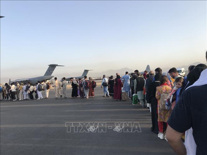 Mỹ hoàn tất việc rút quân, để lại một Afghanistan đối mặt rất nhiều thách thức trong bối cảnh Taliban đang cố gắng xây dựng chính phủ mới sau khi giành quyền kiểm soát Kabul. Nguy cơ trỗi dậy của chủ nghĩa khủng bố, xung đột bạo lực từ tình trạng chia rẽ đất nước không chỉ đe dọa trong phạm vi lãnh thổ Afghanistan, mà có thể sẽ rất nhanh chóng tác động tới cục diện, tình hình an ninh tại nhiều quốc gia trong khu vực. Trong ảnh: Người dân xếp hàng chờ lên máy bay quân sự Đức để rời Afghanistan tại sân bay Kabul, ngày 24/8/2021. Ảnh: THX/TTXVN