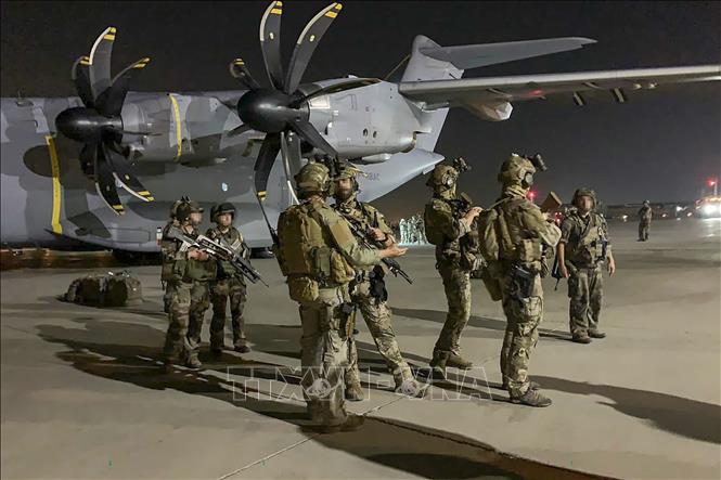 Mỹ hoàn tất việc rút quân, để lại một Afghanistan đối mặt rất nhiều thách thức trong bối cảnh Taliban đang cố gắng xây dựng chính phủ mới sau khi giành quyền kiểm soát Kabul. Nguy cơ trỗi dậy của chủ nghĩa khủng bố, xung đột bạo lực từ tình trạng chia rẽ đất nước không chỉ đe dọa trong phạm vi lãnh thổ Afghanistan, mà có thể sẽ rất nhanh chóng tác động tới cục diện, tình hình an ninh tại nhiều quốc gia trong khu vực. Trong ảnh: Binh sĩ thuộc lực lượng đặc nhiệm Pháp đảm bảo an ninh cho công tác sơ tán các nhà ngoại giao và công dân Pháp khỏi Afghanistan, tại sân bay quốc tế Kabul, ngày 17/8/2021. Ảnh: AFP/TTXVN