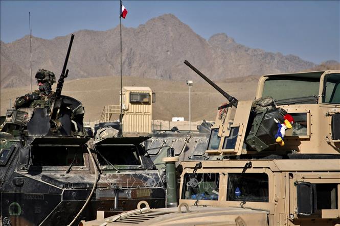 Mỹ hoàn tất việc rút quân, để lại một Afghanistan đối mặt rất nhiều thách thức trong bối cảnh Taliban đang cố gắng xây dựng chính phủ mới sau khi giành quyền kiểm soát Kabul. Nguy cơ trỗi dậy của chủ nghĩa khủng bố, xung đột bạo lực từ tình trạng chia rẽ đất nước không chỉ đe dọa trong phạm vi lãnh thổ Afghanistan, mà có thể sẽ rất nhanh chóng tác động tới cục diện, tình hình an ninh tại nhiều quốc gia trong khu vực. Trong ảnh (tư liệu): Xe bọc thép của quân đội Mỹ tham gia chiến dịch quân sự tại Nijrab, tỉnh Kapisa, Afghanistan. Ảnh: AFP/TTXVN