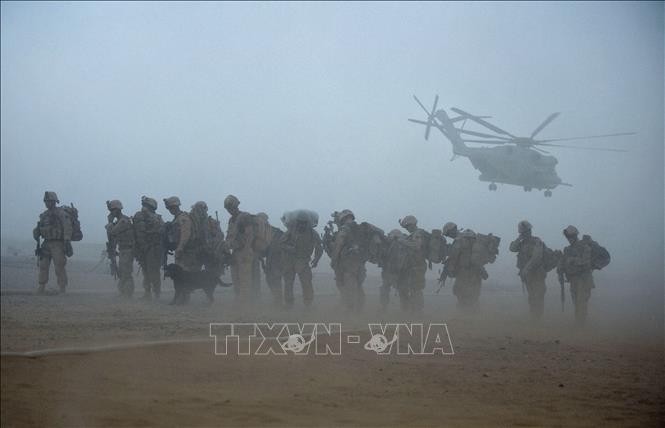 Mỹ hoàn tất việc rút quân, để lại một Afghanistan đối mặt rất nhiều thách thức trong bối cảnh Taliban đang cố gắng xây dựng chính phủ mới sau khi giành quyền kiểm soát Kabul. Nguy cơ trỗi dậy của chủ nghĩa khủng bố, xung đột bạo lực từ tình trạng chia rẽ đất nước không chỉ đe dọa trong phạm vi lãnh thổ Afghanistan, mà có thể sẽ rất nhanh chóng tác động tới cục diện, tình hình an ninh tại nhiều quốc gia trong khu vực. Trong ảnh (tư liệu): Binh sĩ Mỹ chuẩn bị tham gia chiến dịch ở tỉnh Helmand, Afghanistan, ngày 2/7/2009. Ảnh: AFP/TTXVN