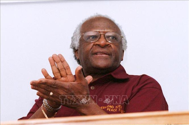 Trong ảnh (tư liệu): Tổng Giám mục Desmond Tutu phát biểu tại một cuộc họp báo ở Cape Town, Nam Phi ngày 27/10/1998. Ảnh: AFP/TTXVN
