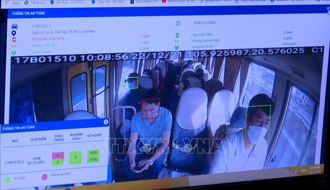 Trong ảnh: Theo dõi giám sát hoạt động vận tải hành khách qua camera tại Công ty cổ phần xe khách Hoàng Hà. Ảnh: Thế Duyệt – TTXVN