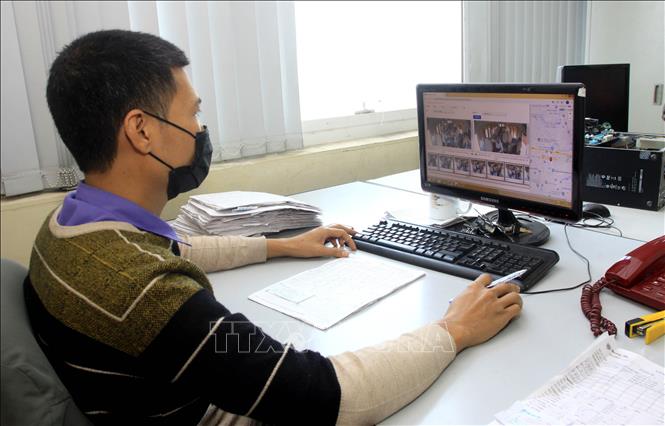 Trong ảnh: Theo dõi giám sát hoạt động vận tải hành khách qua camera tại Công ty cổ phần xe khách Hoàng Hà. Ảnh: Thế Duyệt – TTXVN