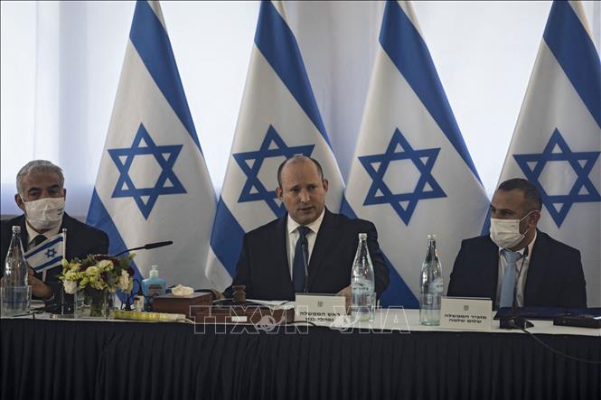 Trong ảnh: Thủ tướng Israel Naftali Bennett (giữa) chủ trì cuộc họp nội các ở Kibbutz Mevo Hama trên Cao nguyên Golan chiếm đóng, ngày 26/12/2021. Ảnh: AFP/TTXVN              