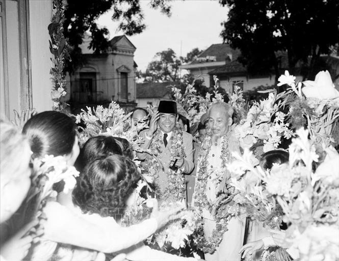 Trong ảnh: Sinh viên trường Đại học Việt Nam đón chào Chủ tịch Hồ Chí Minh và Tổng thống Indonesia Sukarno đến thăm trường, ngày 27/6/1959. Ảnh: TTXVN