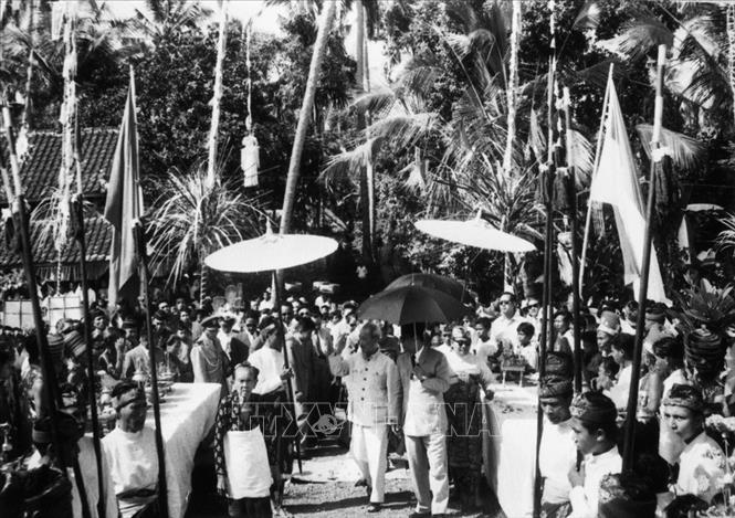 Trong ảnh: Chủ tịch Hồ Chí Minh được đích thân Tổng thống Indonesia Sukarno cùng đến thăm một số lễ hội tôn giáo tại đảo Bali, Indonesia (18/3/1959). Ảnh: TTXVN phát
