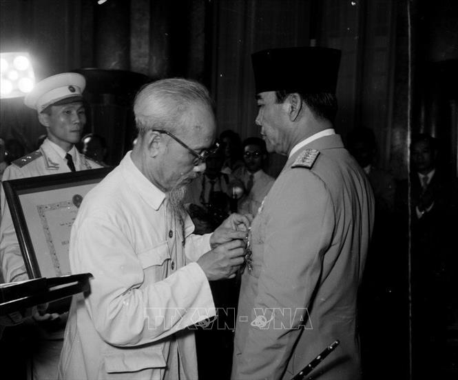 Trong ảnh: Chủ tịch Hồ Chí Minh trao tặng Tổng thống Indonesia Sukarno Huân chương Lao động hạng Nhất (Hà Nội, 1959). Ảnh: TTXVN