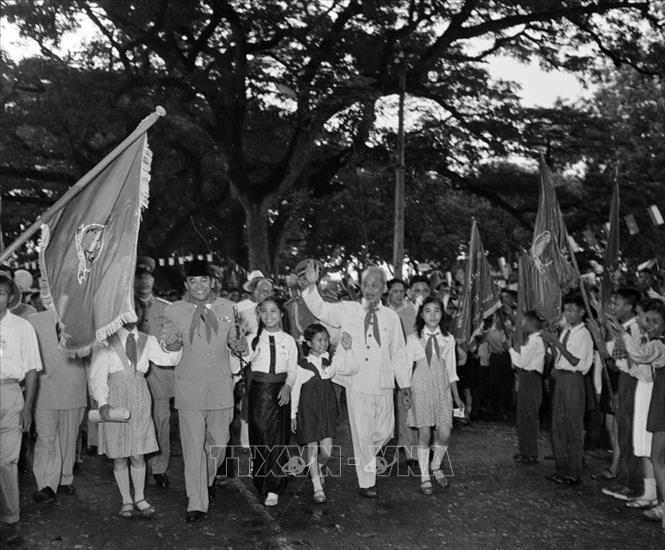 Trong ảnh: Chủ tịch Hồ Chí Minh và Tổng thống Indonesia Sukarno đến thăm và nói chuyện với các cháu thiếu nhi thủ đô tại trại hè 