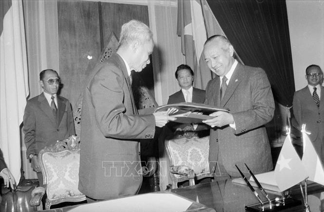 Trong ảnh: Tổng thống Suharto và Thủ tướng Phạm Văn Đồng ký bản tuyên bố chung, đánh dấu kết quả tốt đẹp chuyến thăm Indonesia (23/91978). Ảnh: Xuân Lâm - TTXVN