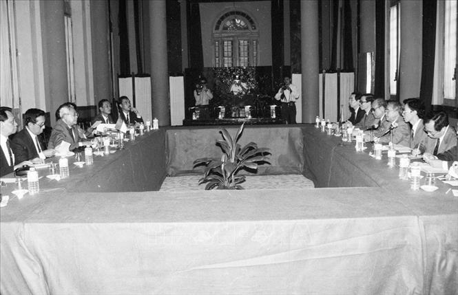 Trong ảnh: Chủ tịch Quốc hội Lê Quang Đạo hội đàm với Chủ tịch Hội đồng Hiệp thương nhân dân, Chủ tịch hội đồng đại biểu nhân dân Indones Mohamet Kharis Suhud thăm Việt Nam (7/5/1992). Ảnh: Xuân Tuân - TTXVN