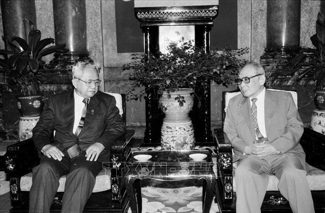  Trong ảnh: Chủ tịch Hội đồng Nhà nước Võ Chí Công tiếp Chủ tịch Hội đồng Hiệp thương nhân dân, Chủ tịch hội đồng đại biểu nhân dân Indones Mohamet Kharis Suhud thăm Việt Nam (6/5/19992). Ảnh: Xuân Tuân - TTXVN
