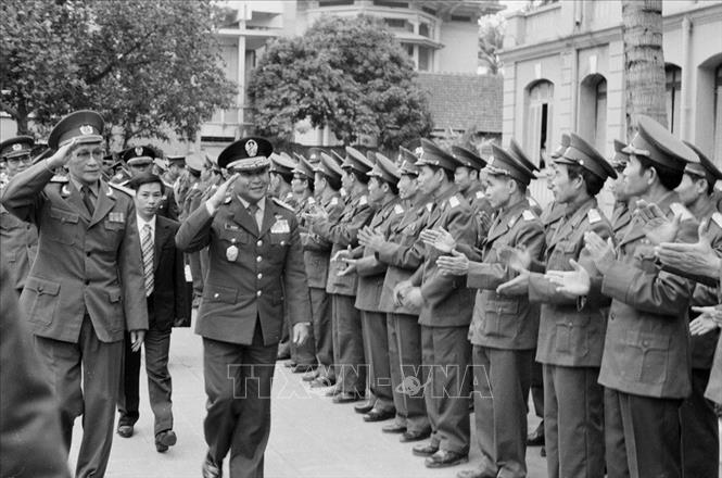 Trong ảnh: Đại tướng, Tổng tham mưu trưởng quân đội nhân dân Việt Nam Lê Trọng Tấn đón Đại tướng,Tổng tham mưu trưởng lục quân Indonesia Rudini thăm Việt Nam (24/3/1986). Ảnh: Hứa Kiểm - TTXVN