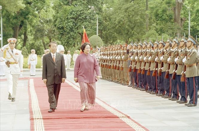 Trong ảnh: Chủ tịch nước Trần Đức Lương và Tổng thống Indonesia Megawati Sukarnoputri duyệt đội danh dự quân đội nhân dân Việt Nam trong chuyến thăm chính thức Việt Nam từ ngày 25 - 27/6/2003. Ảnh: Nguyễn Khang - TTXVN