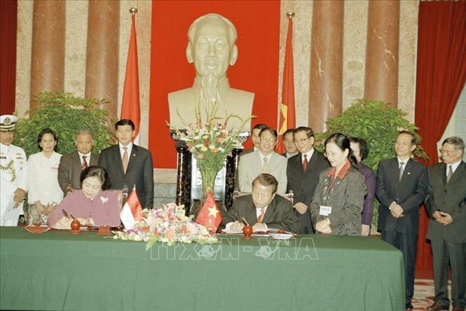 Trong ảnh: Chủ tịch nước Trần Đức Lương vài Tổng thống Indonesia Megawati Sukarnoputri ký Tuyên bố về khuôn khổ hợp tác hữu nghị và toàn diện giữa hai nước Việt Nam - Indonesia bước vào thế kỷ 21 (2003). Ảnh: Nguyễn Khang - TTXVN
