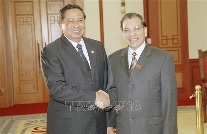 Trong ảnh: Tổng Bí thư Nông Đức Mạnh tiếp Tổng thống Indonesia Susilo Bambang Yudhoyono thăm chính thức Việt Nam (30/5/2005). Ảnh: Nhan Sáng – TTXVN