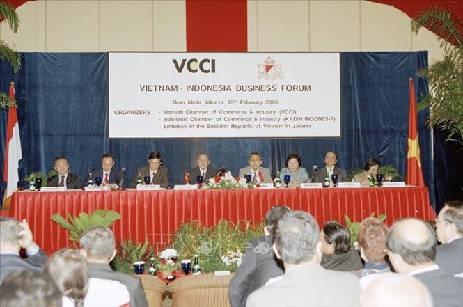Trong ảnh: Thủ tướng Phan Văn Khải dự Diễn đàn Doanh nghiệp Việt Nam - Indonesia trong chuyến thăm chính thức Cộng hòa Indonesia (23/2/2006). Ảnh: TTXVN