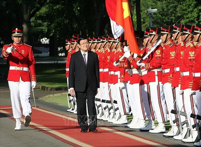 Trong ảnh: Chủ tịch nước Trương Tấn Sang duyệt đội danh dự quân đội Cộng hòa Indonesia trong chuyến thăm Cấp Nhà nước Cộng hòa Indonesia (27/6/2013). Ảnh: Nguyễn Khang - TTXVN