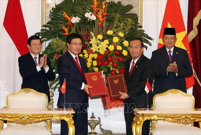 Trong ảnh: Tổng thống Indonesia Susilo Bambang Yudhoyono và Chủ tịch nước Trương Tấn Sang chứng kiến lễ ký Bản ghi nhớ về hợp tác hàng hóa nông sản giữa hai nước, ngày 27/6/2013, tại thủ đô Jakarta. Ảnh: Nguyễn Khang - TTXVN