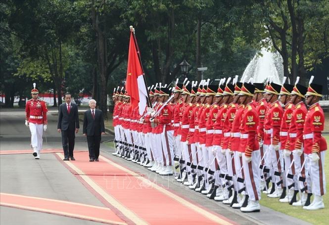 Trong ảnh: Tổng thống Indonesia Joko Widodo và Tổng Bí thư Nguyễn Phú Trọng duyệt đội danh dự trong chuyến thăm chính thức Cộng hòa Indonesia từ 22-24/8/2017. Ảnh: Trí Dũng – TTXVN