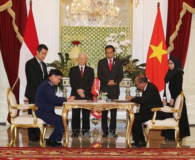 Trong ảnh: Tổng Bí thư Nguyễn Phú Trọng và Tổng thống Indonesia Joko Widodo chứng kiến Lễ ký Ý định thư về tăng cường hợp tác giữa cảnh sát biển hai nước Việt Nam - Indonesia. Ảnh: Trí Dũng – TTXVN