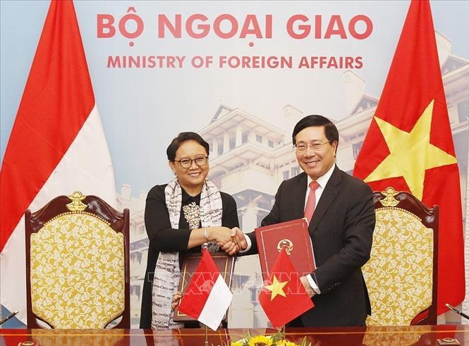Trong ảnh: Phó Thủ tướng, Bộ trưởng Ngoại giao Phạm Bình Minh và Bộ trưởng Ngoại giao Indonesia Retno Marsudi ký Biên bản Kỳ họp lần thứ ba Ủy ban Hợp tác song phương cấp Bộ trưởng ngoại giao Việt Nam-Indonesia (17/4/2018). Ảnh: Lâm Khánh – TTXVN