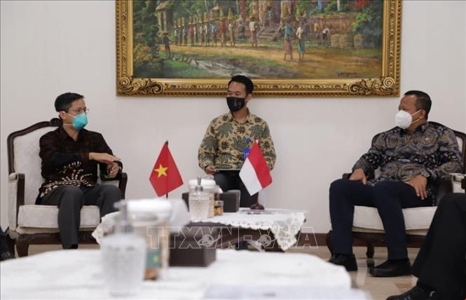 Trong ảnh: Bộ trưởng Biển và Nghề cá Indonesia Edhy Prabowo làm việc với Đại sứ Việt Nam tại Indonesia Phạm Vinh Quang nhằm trao đổi các biện pháp tăng cường hợp tác trong lĩnh vực biển và nghề cá giữa hai nước (2020). Ảnh: TTXVN